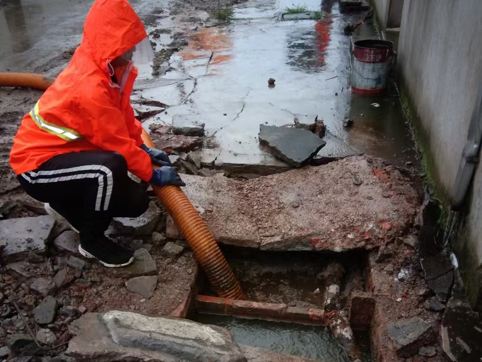 尚义专业清理污水池 炜誉市政以规范流程守护城市 “肠道”