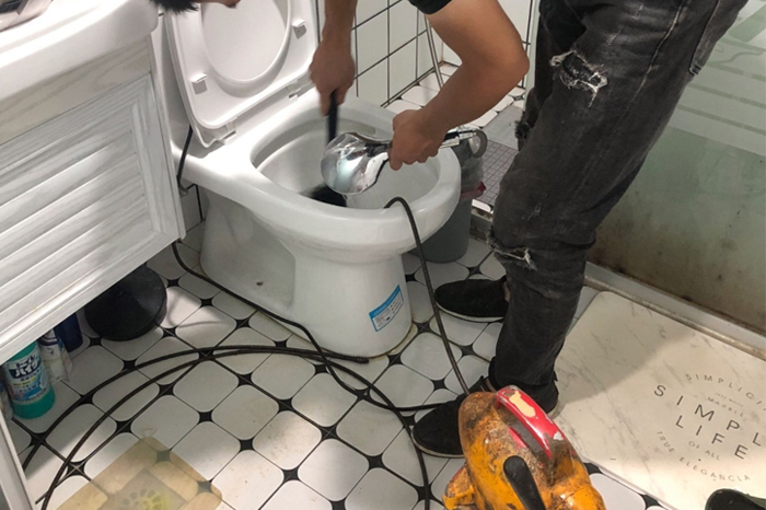 尚义马桶堵塞自己疏通还是找师傅？专业上门服务让你省时更省心