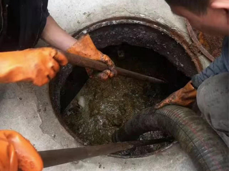 尚义清理化粪池时如何避免沼气的危害？